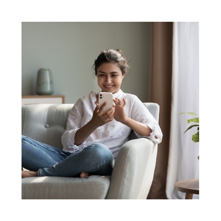 Mujer en clase particular con plataforma de autoaprendizaje