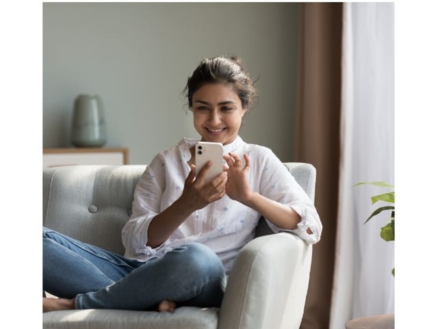 Mujer en clase particular con plataforma de autoaprendizaje