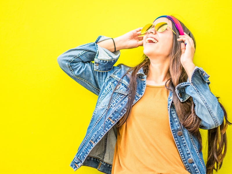 Mujer jugando con los colores en alemán