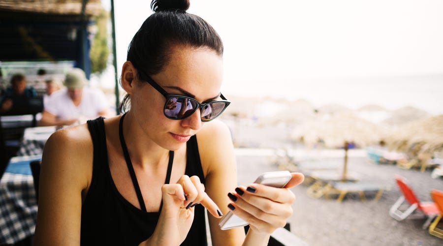 Mujer viendo la plataforma virtual de autoaprendizaje de idiomas