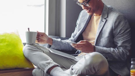 Hombre estudiando y practicando el idioma creole haitiano