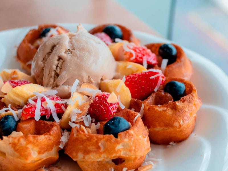 Delicioso postre de waffle con toppings, utilizado en clases de inglés temáticas con Berlitz