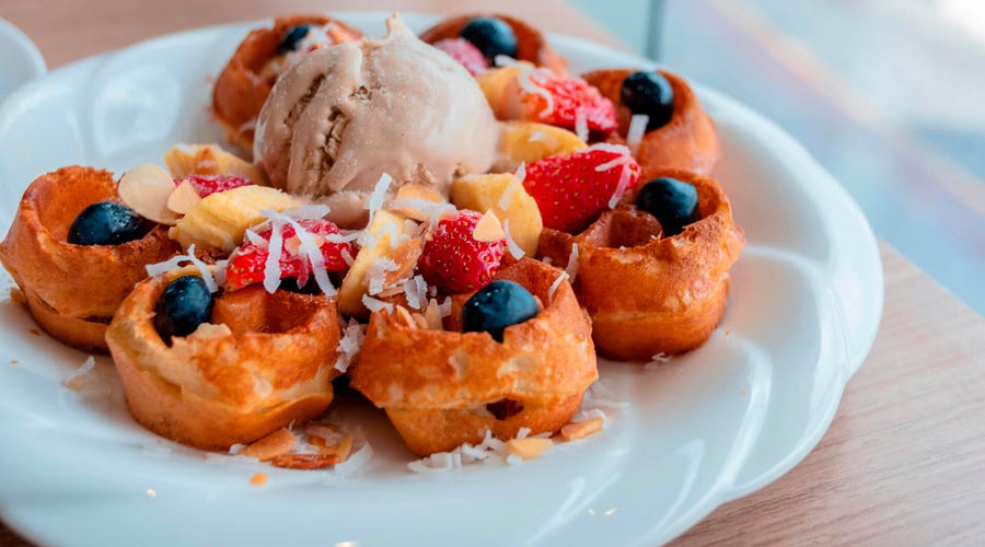 Delicioso postre de waffle con toppings, utilizado en clases de inglés temáticas con Berlitz