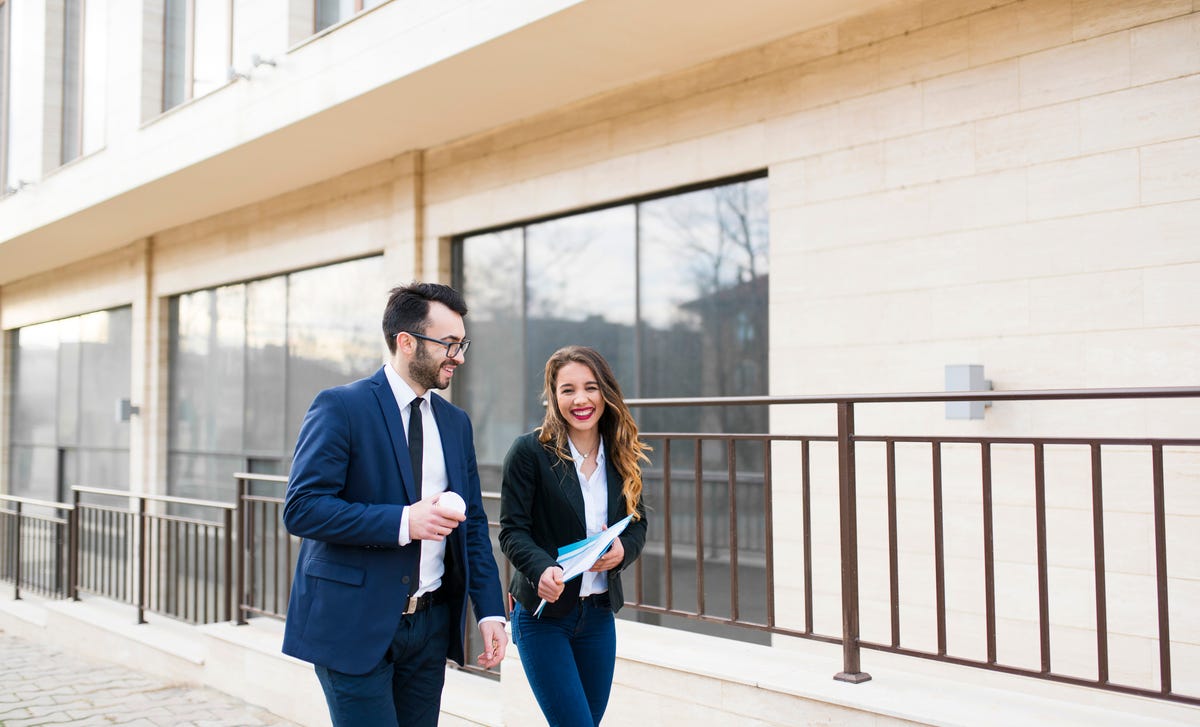 Hombre estudiando liderazgo empresarial