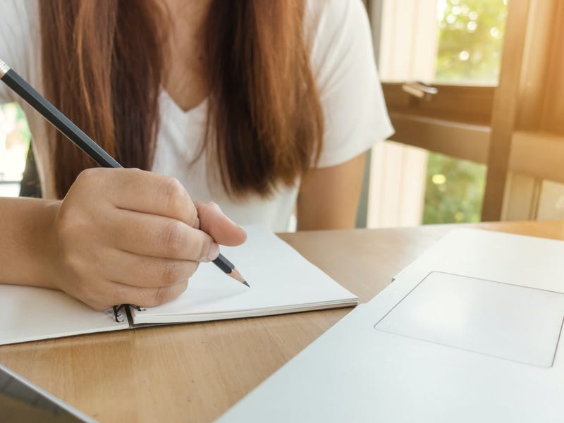 Mujer que tiene una educación de calidad