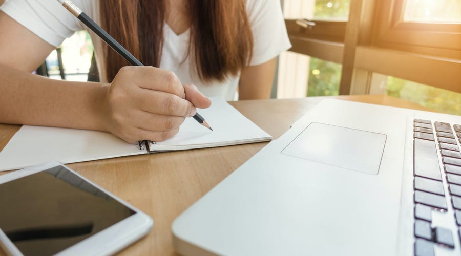Mujer que tiene una educación de calidad