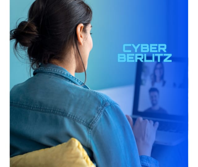 MUJER EN CLASE GRUPAL EN LINEA CON PROFESOR EN VIVO
