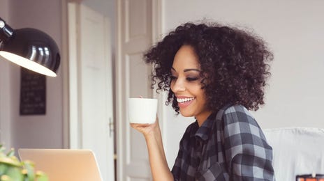 Mujer en clases para hablar inglés