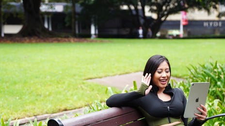 Mujer leyendo aprende idiomas online