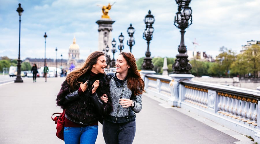 Dos mujeres platicando y caminando por París