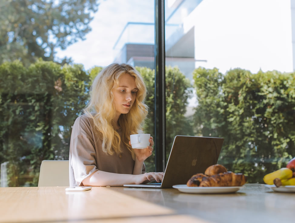 Mujer en clases grupales online de francés
