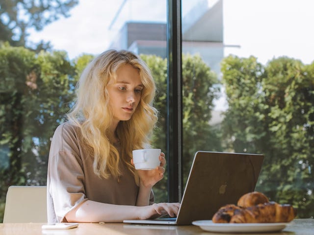 Mujer en clases grupales online de francés