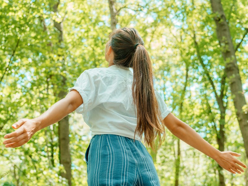Mujer celebrando el día del medio ambiente