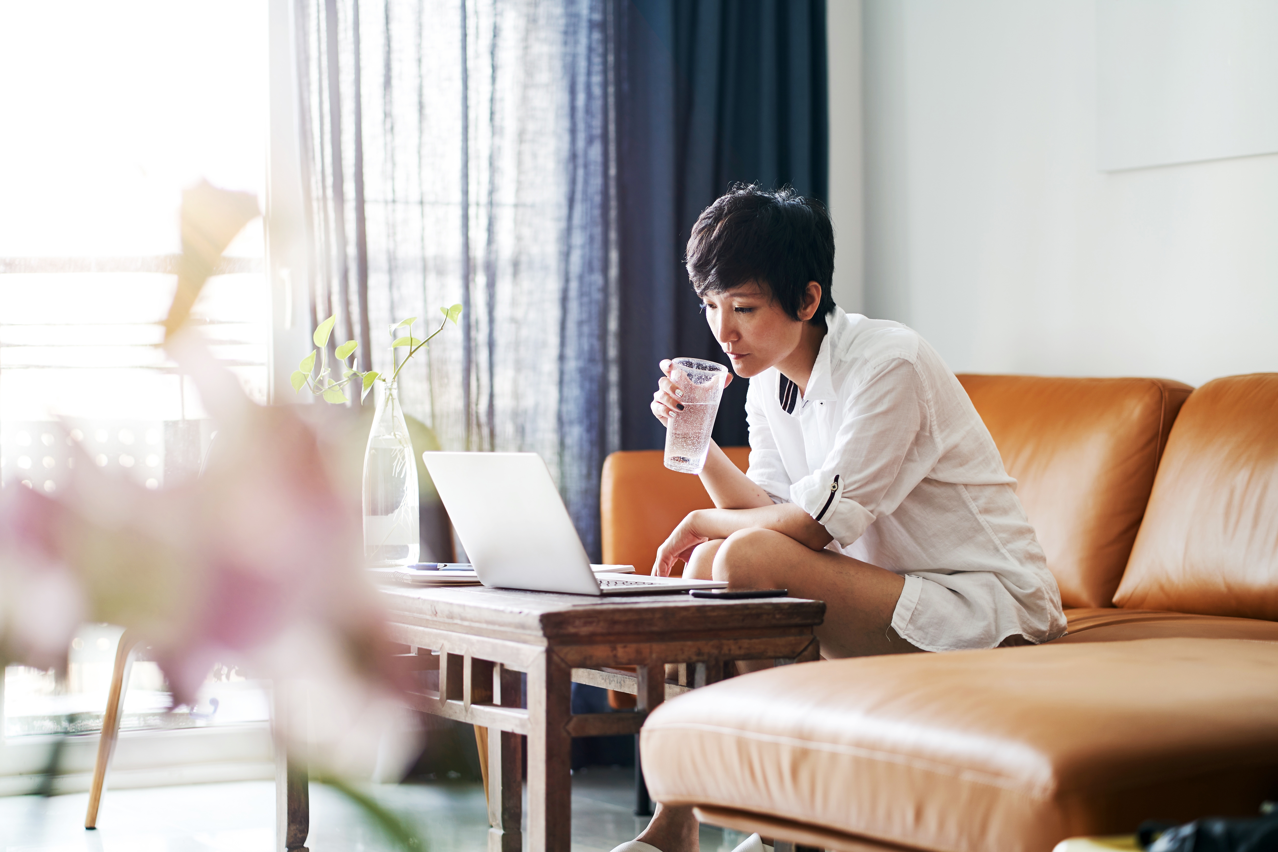 Mujer diciendo aprende portugués