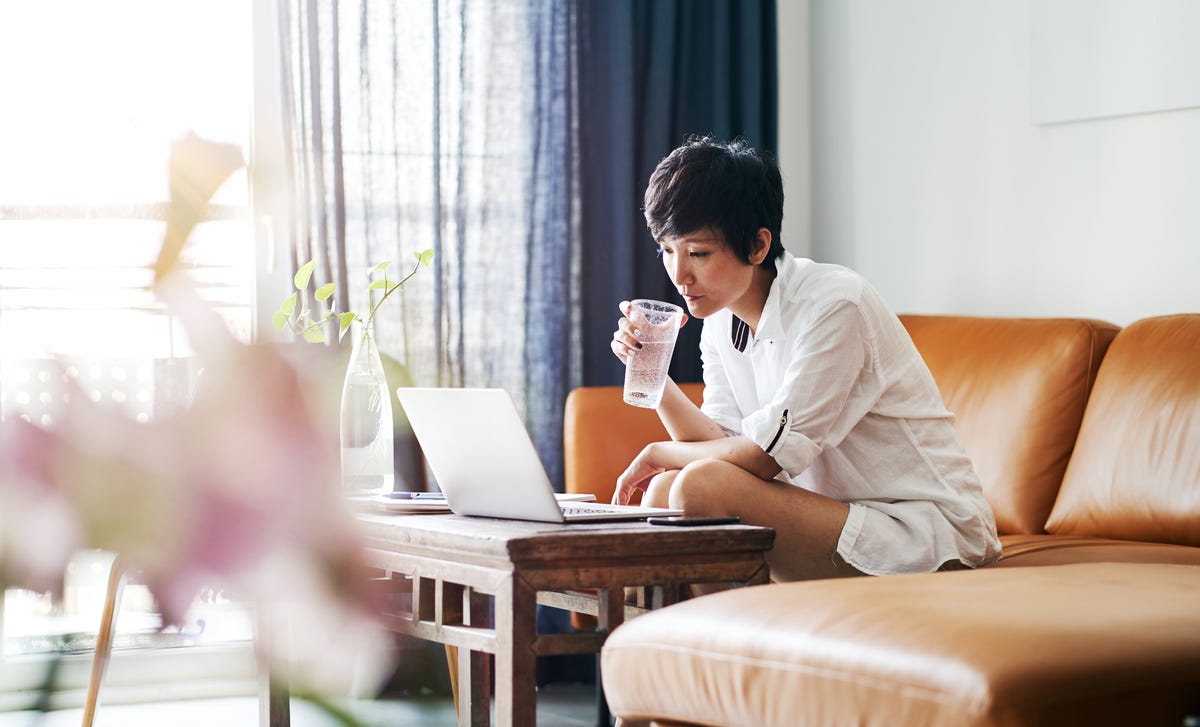 Mujer diciendo aprende portugués