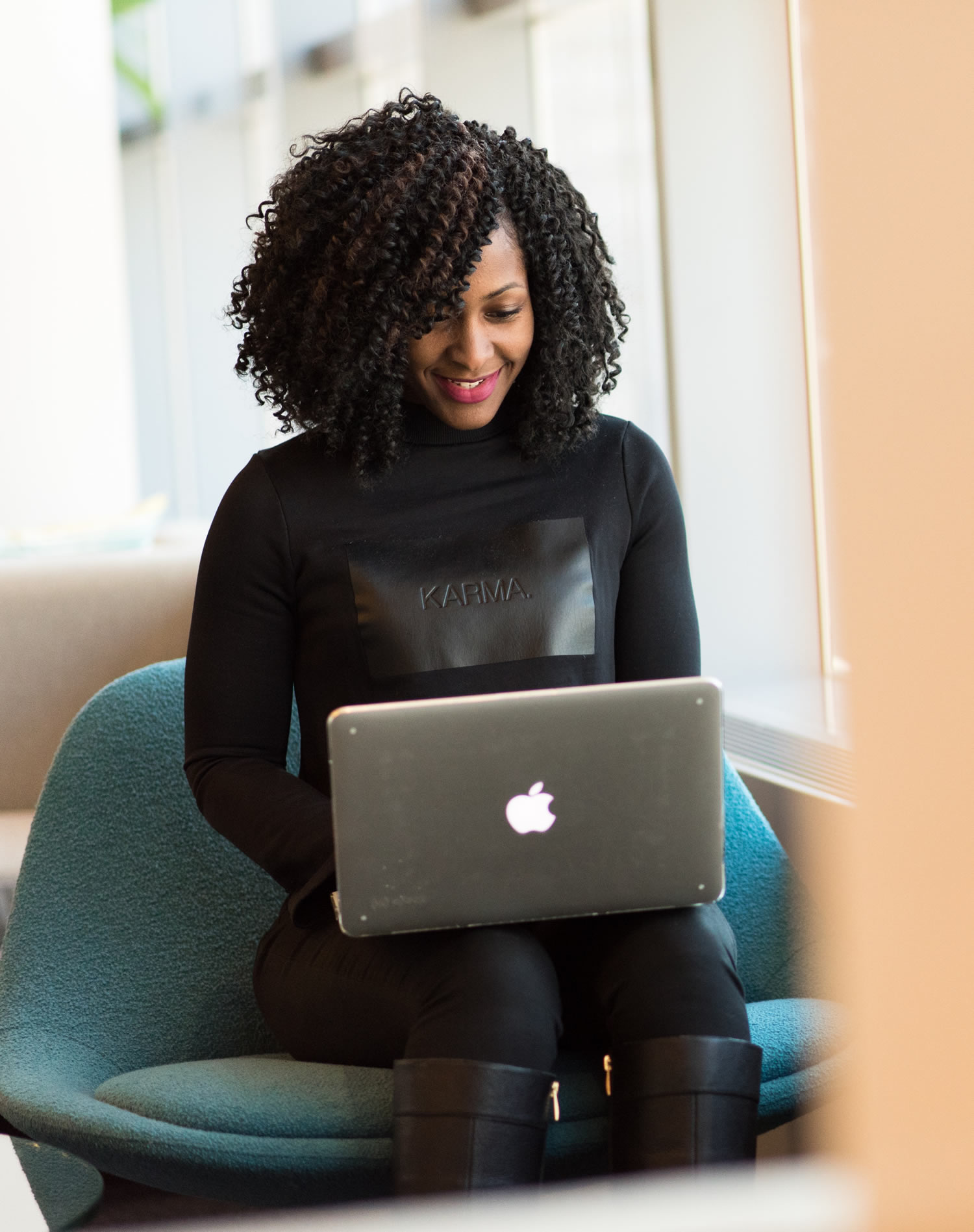 Mujer haciendo recomendaciones para solucionar conflictos laborales
