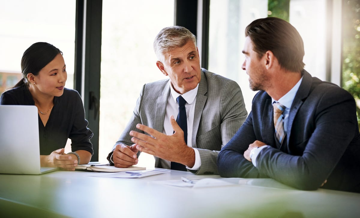 Hombre explicando la importancia de aprender inglés en pareja