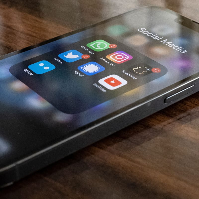 Un celular con las aplicaciones de redes sociales en inglés.