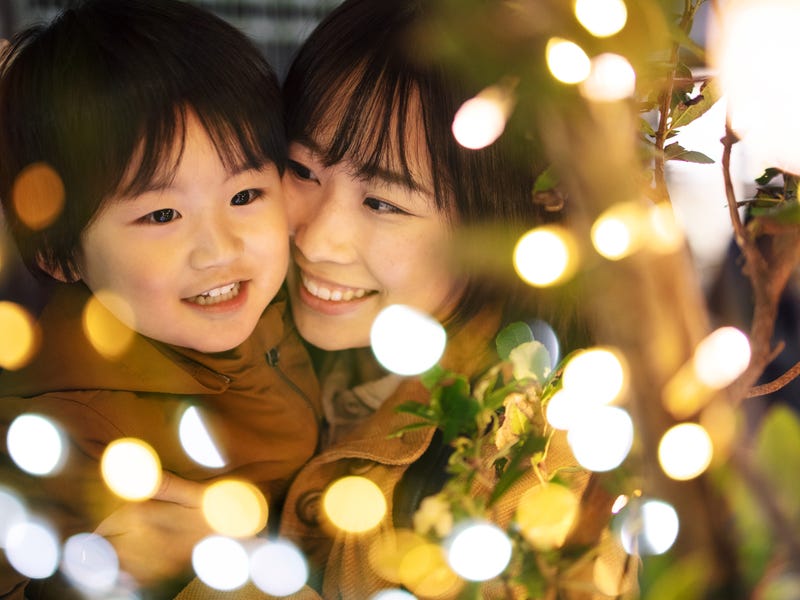 Niña celebrando el día de la madre