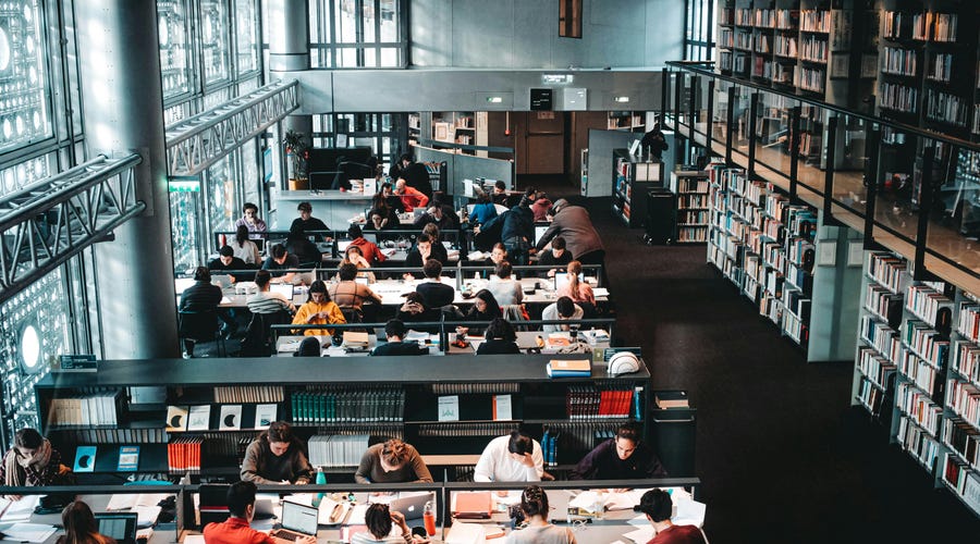Personas preparándose para su test de nivel de inglés