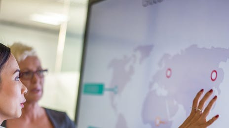 Mujer en capacitación de idiomas para organismos del estado