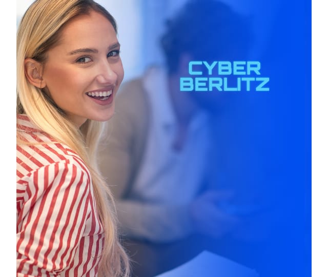Mujer en clase de inglés grupal presencial
