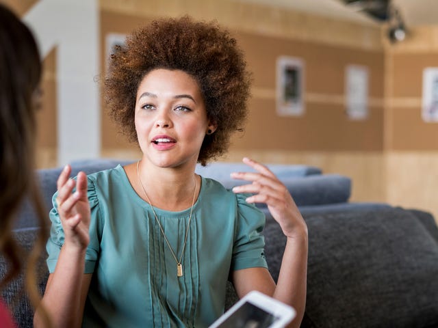 Una mujer hablando con otra mujer