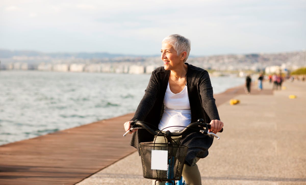 Mujer diciendo aprende sueco