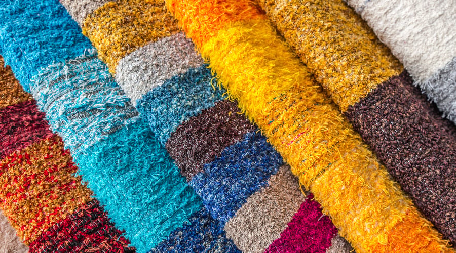 Texturas en inglés representadas por telas coloridas.