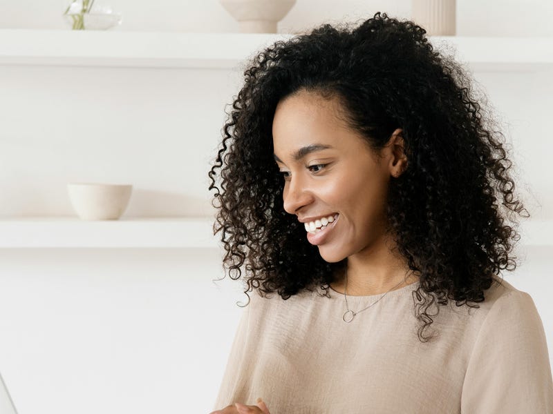 Estudiante practicando inglés a través de una plataforma virtual.