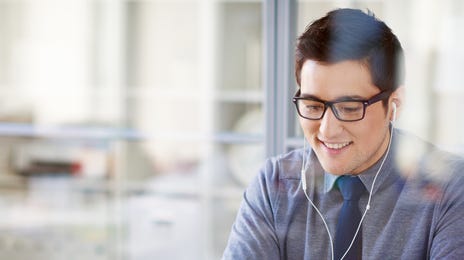 Hombre diciendo aprende idiomas online, clases de idiomas online