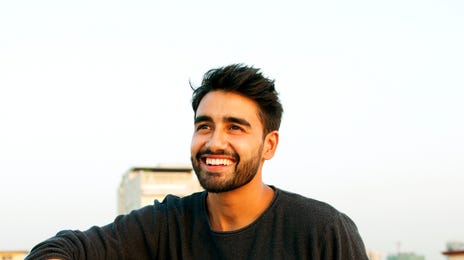 Hombre disfrutando de los cursos presenciales de inglés