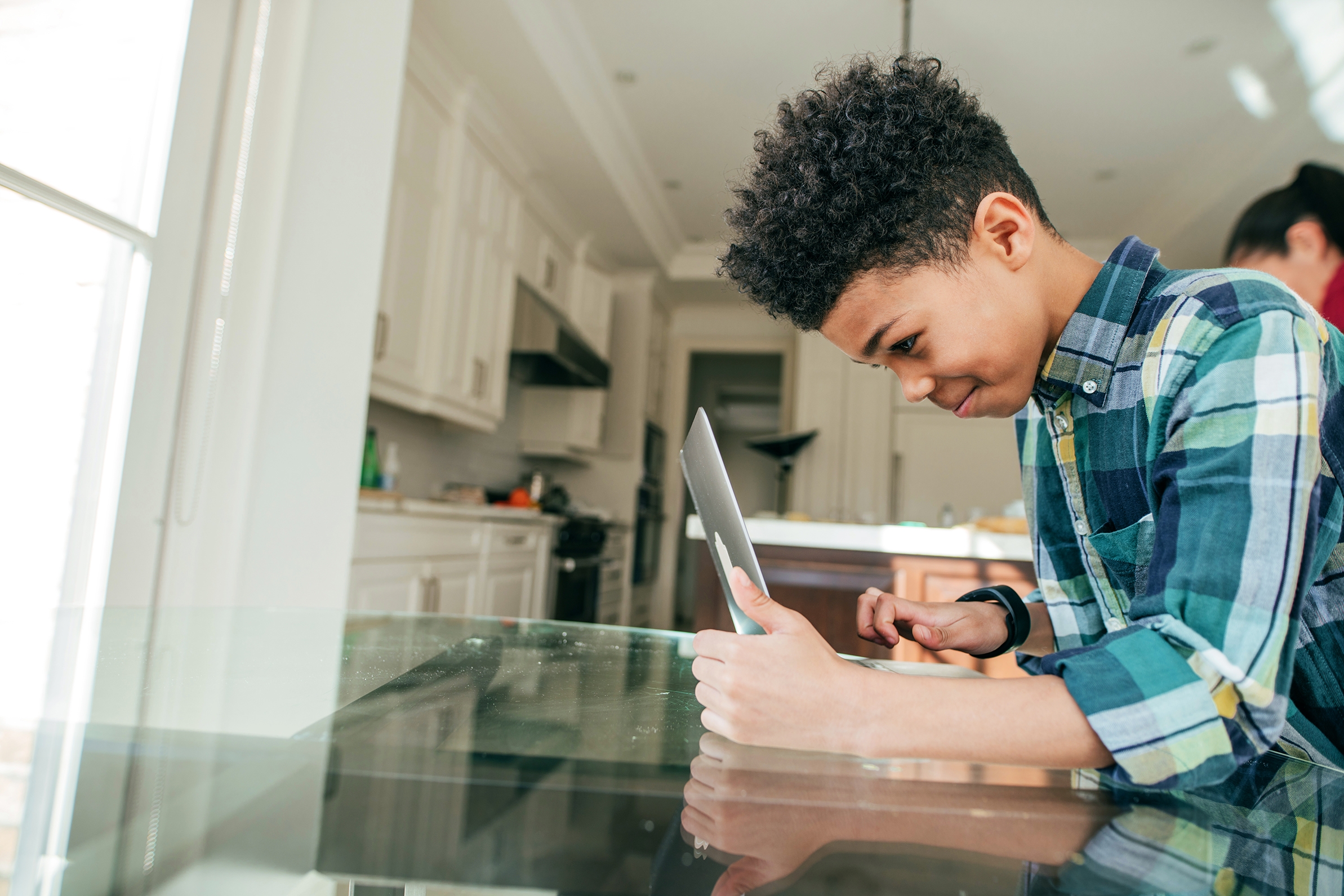 Niño en curso de inglés online para niños con profesor en vivo