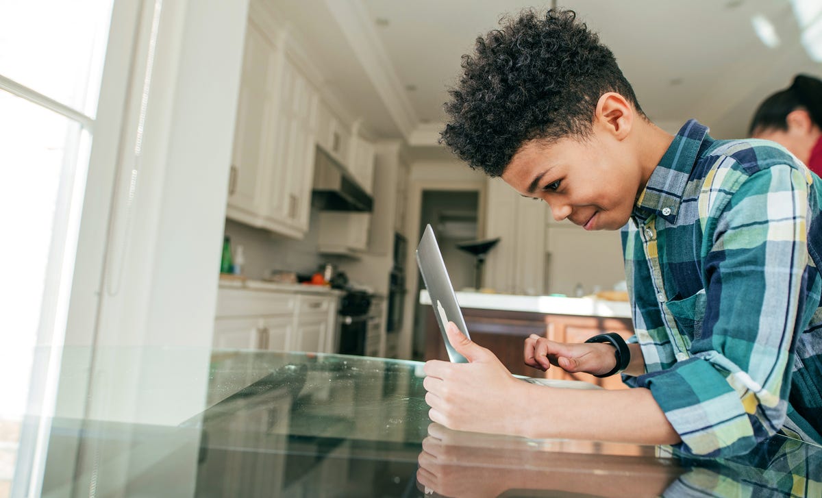 Niño en curso de inglés online para niños con profesor en vivo