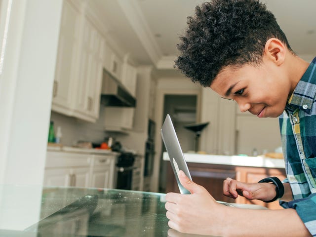 Niño en curso de inglés online para niños con profesor en vivo