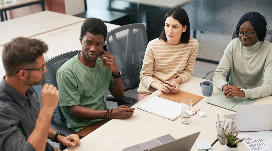 Equipo hablando sobre comunicación asertiva en el trabajo.