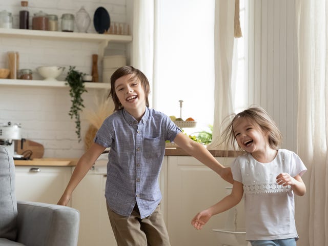 Dos niños jugando y corriendo