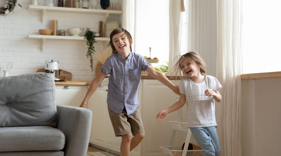 Dos niños jugando y corriendo