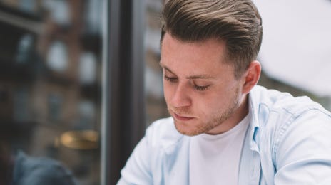 Hombre leyendo ¿Aprender inglés fácilmente?