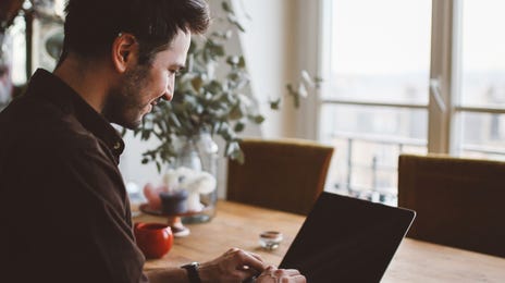 Hombre aprendiendo el idioma vietnamita online