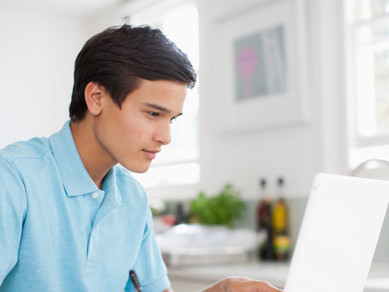 Hombre en test de inglés