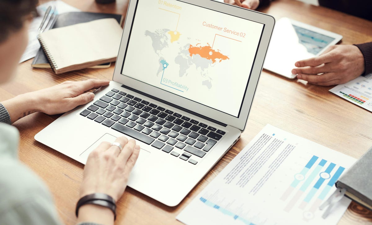 Equipo estudiando temas internacionales.