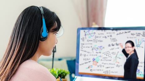 Mujer estudiando inglés para secundaria