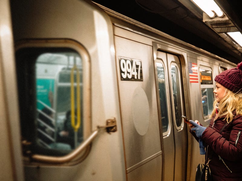 Mujer investigando cómo aprender inglés en su iPhone