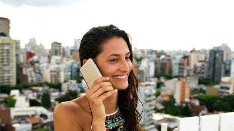 Mujer hablando por celular idioma canarés