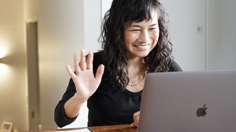 Mujer aprendiendo el idioma tailandés