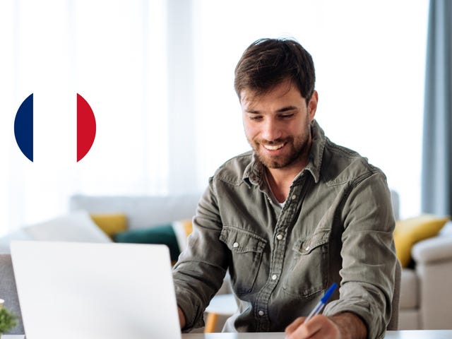 Hombre aprendiendo francés con autoestudio