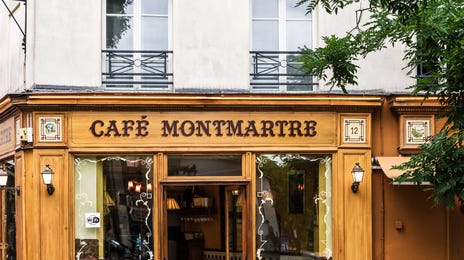 Mujer en un café diciendo aprende francés online