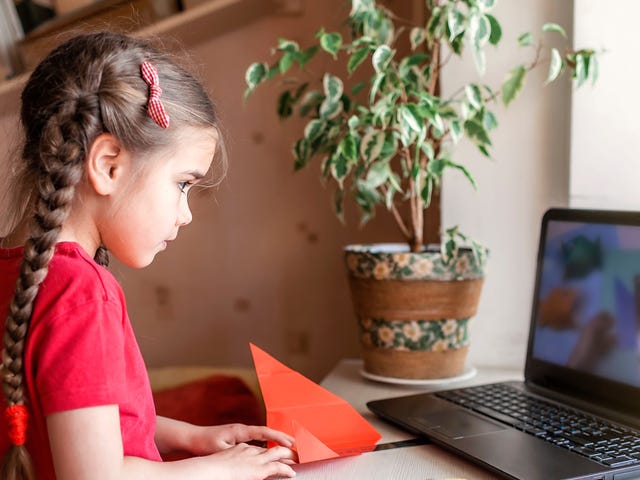 Una niña estudiando inglés en el computador