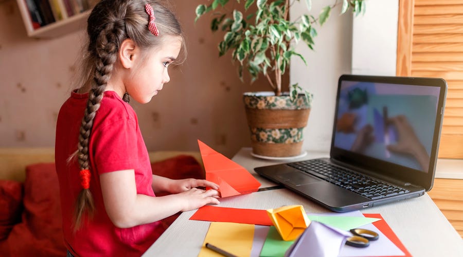 Una niña estudiando inglés en el computador